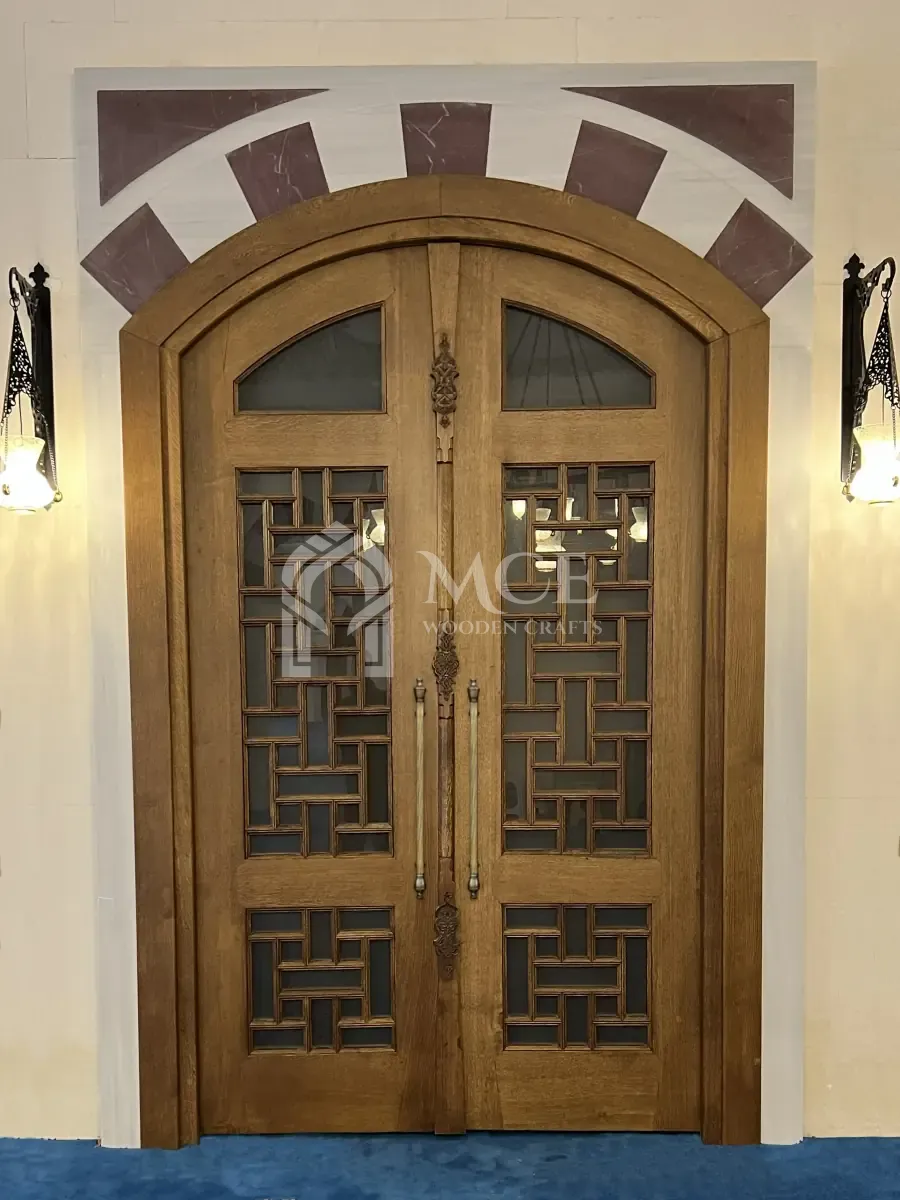 باب من الفن الخشبي